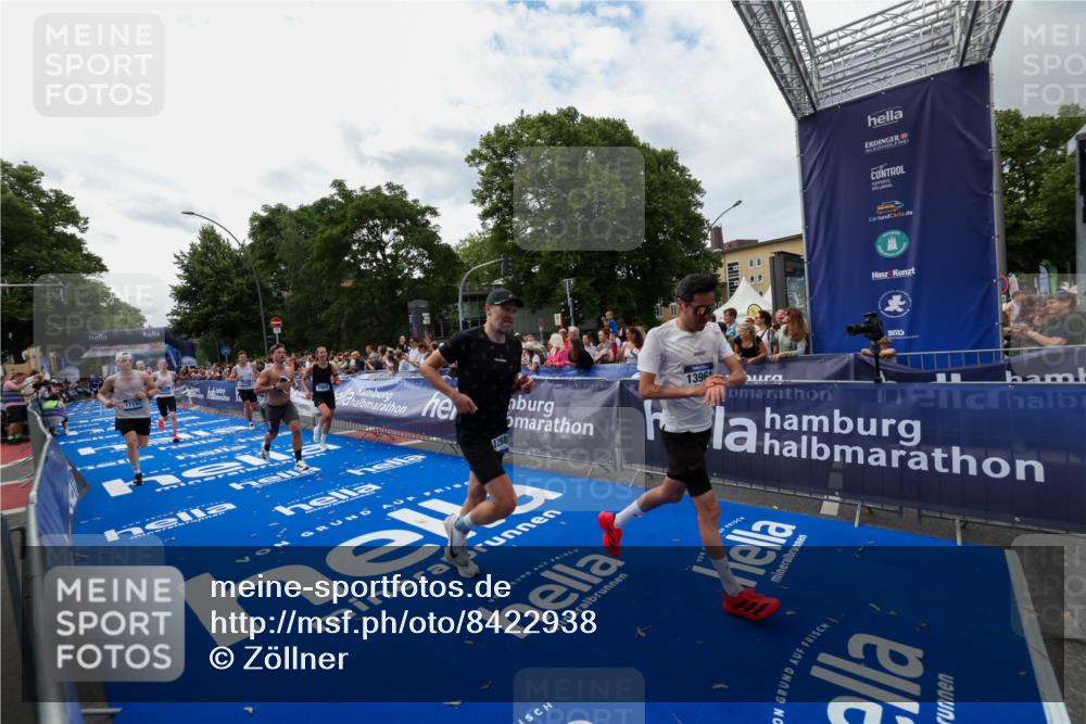 29.06.2025 - hella hamburg halbmarathon Zöllner http://msf.ph/oto/8422938 29.06.2025 10:32:49 Ziel 7965, 8062, 12987, 13686, 13961, 14028, 15054, 16425, 17117, 17151 meine-sportfotos.de