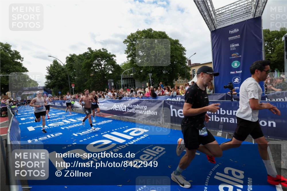 29.06.2025 - hella hamburg halbmarathon Zöllner http://msf.ph/oto/8422949 29.06.2025 10:32:49 Ziel 7965, 8062, 12987, 13686, 13961, 14028, 15054, 16425, 17117, 17151 meine-sportfotos.de