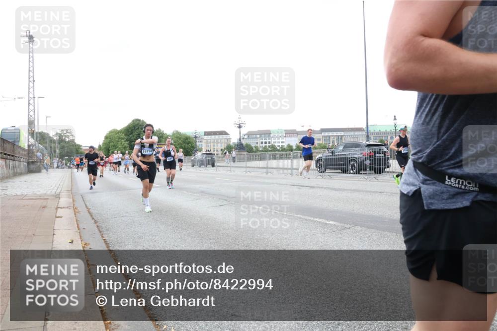 29.06.2025 - hella hamburg halbmarathon Lena Gebhardt http://msf.ph/oto/8422994 29.06.2025 10:52:56 Lombardsbrücke 16794, 4591, 1369, 1826, 2146, 2291, 2362, 2420, 2528, 2701, 2983, 2988, 3140, 3227, 3787, 4591, 4626, 4729, 5360, 6135, 6521, 7032, 7511, 7681, 7737, 8641, 9068, 9070, 9103, 9545, 10055, 10080, 10392, 10417, 10568, 10600, 10661, 10879, 10928, 10981, 11520, 11524, 11919, 12127, 12128, 12994, 13489, 13916, 13917, 14009, 14038, 14765, 14807, 14977, 14979, 16137 meine-sportfotos.de