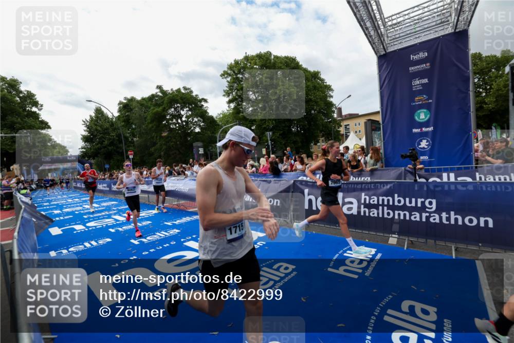 29.06.2025 - hella hamburg halbmarathon Zöllner http://msf.ph/oto/8422999 29.06.2025 10:32:50 Ziel 7965, 8062, 12987, 13686, 14028, 15054, 16425, 17117, 17151, 18687 meine-sportfotos.de