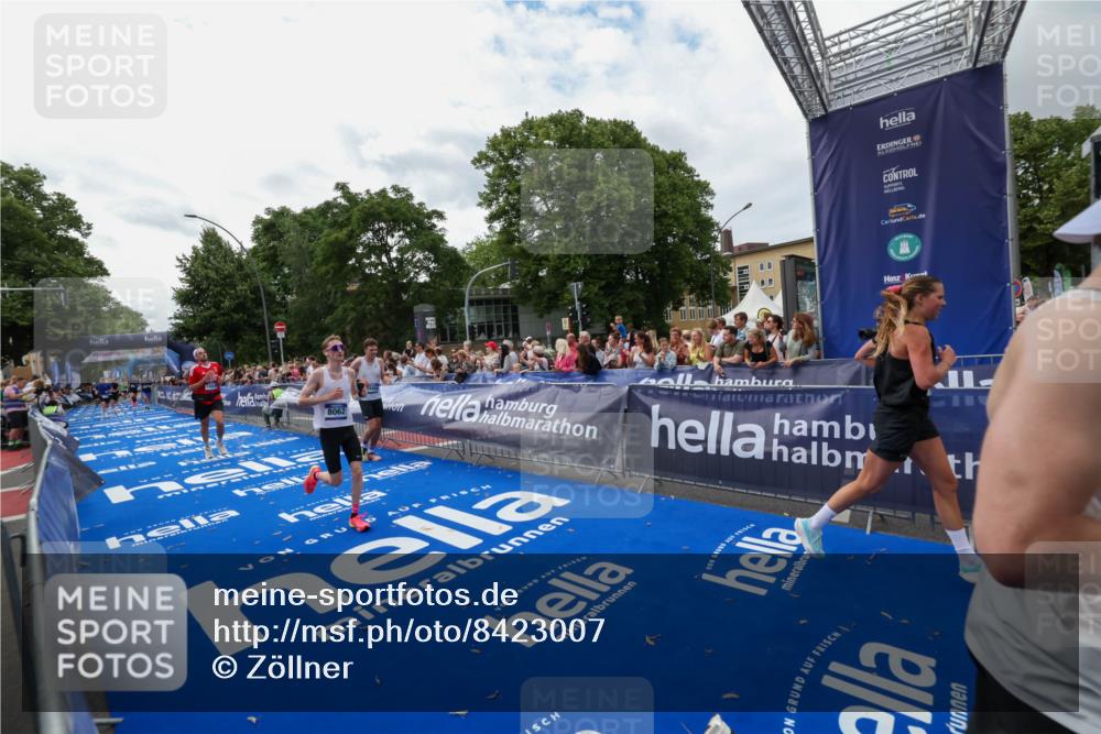 29.06.2025 - hella hamburg halbmarathon Zöllner http://msf.ph/oto/8423007 29.06.2025 10:32:51 Ziel 6358, 7965, 8062, 13686, 14028, 15054, 16425, 17151, 18687 meine-sportfotos.de