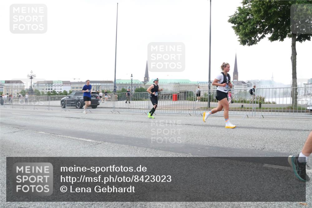 29.06.2025 - hella hamburg halbmarathon Lena Gebhardt http://msf.ph/oto/8423023 29.06.2025 10:52:56 Lombardsbrücke 1369, 1826, 2146, 2291, 2362, 2420, 2528, 2701, 2983, 2988, 3140, 3227, 3787, 4591, 4626, 4729, 5360, 6135, 6521, 7032, 7511, 7681, 7737, 8641, 9068, 9070, 9103, 9545, 10055, 10080, 10392, 10417, 10568, 10600, 10661, 10879, 10928, 10981, 11520, 11524, 11919, 12127, 12128, 12994, 13489, 13916, 13917, 14009, 14038, 14765, 14807, 14977, 14979, 16137 meine-sportfotos.de
