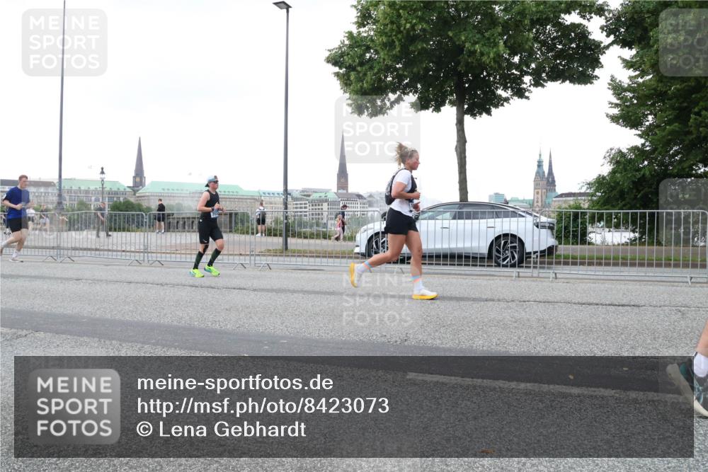 29.06.2025 - hella hamburg halbmarathon Lena Gebhardt http://msf.ph/oto/8423073 29.06.2025 10:52:56 Lombardsbrücke 1369, 1826, 2146, 2291, 2362, 2420, 2528, 2701, 2983, 2988, 3140, 3227, 3787, 4591, 4626, 4729, 5360, 6135, 6521, 7032, 7511, 7681, 7737, 8641, 9068, 9070, 9103, 9545, 10055, 10080, 10392, 10417, 10568, 10600, 10661, 10879, 10928, 10981, 11520, 11524, 11919, 12127, 12128, 12994, 13489, 13916, 13917, 14009, 14038, 14765, 14807, 14977, 14979, 16137 meine-sportfotos.de