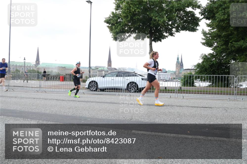 29.06.2025 - hella hamburg halbmarathon Lena Gebhardt http://msf.ph/oto/8423087 29.06.2025 10:52:57 Lombardsbrücke 1369, 1826, 2146, 2291, 2362, 2420, 2701, 2983, 2988, 3140, 3227, 3787, 4591, 4626, 4729, 5360, 5428, 6135, 6521, 7032, 7511, 7681, 7737, 8641, 9068, 9070, 9545, 10055, 10392, 10417, 10568, 10600, 10661, 10879, 10928, 10981, 11520, 11524, 11919, 12127, 12128, 12994, 13489, 13916, 13917, 14009, 14038, 14765, 14807, 14977, 14979, 16137 meine-sportfotos.de