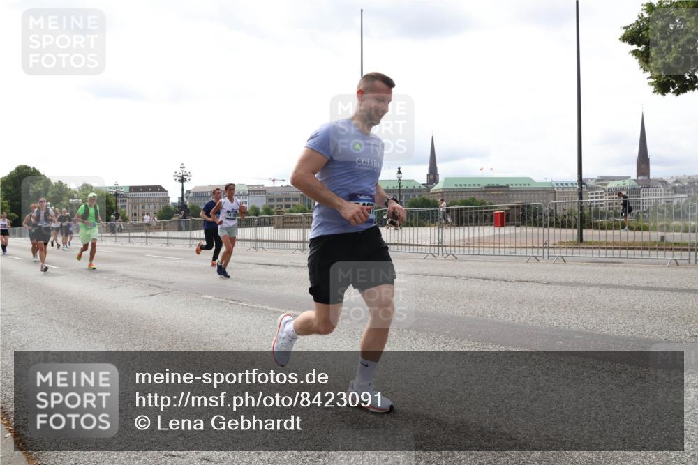 29.06.2025 - hella hamburg halbmarathon Lena Gebhardt http://msf.ph/oto/8423091 29.06.2025 10:28:07 Lombardsbrücke 14159, 40, 1148, 2080, 3389, 3445, 5177, 5369, 5604, 5847, 6632, 7497, 7667, 7764, 7978, 8085, 8215, 8327, 9567, 9653, 9654, 9688, 10412, 10413, 11692, 11739, 12780, 12823, 12842, 13043, 13045, 13296, 13568, 13678, 13860, 14017, 14155, 15123, 15607, 15608, 16569, 16804, 16838, 18256, 18301, 18604, 18626 meine-sportfotos.de