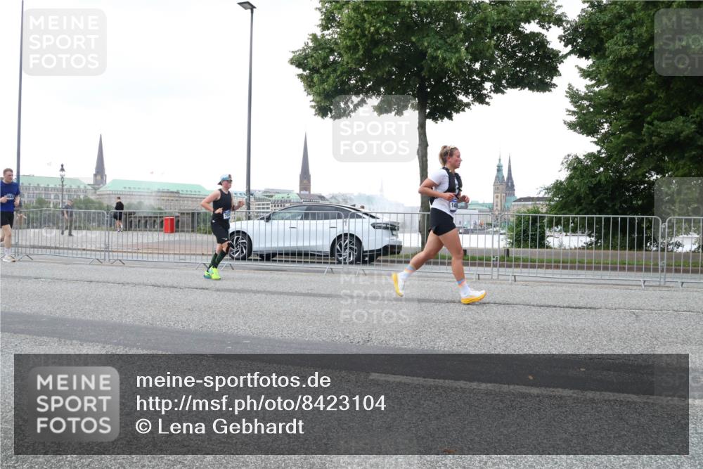 29.06.2025 - hella hamburg halbmarathon Lena Gebhardt http://msf.ph/oto/8423104 29.06.2025 10:52:57 Lombardsbrücke 1369, 1826, 2146, 2291, 2362, 2420, 2701, 2983, 2988, 3140, 3227, 3787, 4591, 4626, 4729, 5360, 5428, 6135, 6521, 7032, 7511, 7681, 7737, 8641, 9068, 9070, 9545, 10055, 10392, 10417, 10568, 10600, 10661, 10879, 10928, 10981, 11520, 11524, 11919, 12127, 12128, 12994, 13489, 13916, 13917, 14009, 14038, 14765, 14807, 14977, 14979, 16137 meine-sportfotos.de