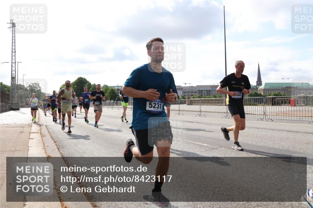 29.06.2025 - hella hamburg halbmarathon Lena Gebhardt http://msf.ph/oto/8423117 29.06.2025 09:52:05 Lombardsbrücke 5231, 5336, 14462, 2018, 564, 1057, 1312, 1353, 1468, 1569, 1604, 1631, 1763, 1903, 2653, 3305, 3437, 3618, 3697, 3852, 4865, 4871, 4915, 4991, 5014, 5047, 5129, 5231, 5336, 5690, 5987, 6373, 6490, 6700, 6705, 6711, 6770, 7092, 7185, 7710, 8074, 8346, 8359, 8564, 8900, 9114, 9348, 9358, 9444, 9547, 9659, 10319, 10375, 10480, 10493, 10669, 10691, 10934, 10978, 11021, 11062, 11679, 11714, 11821, 12438, 12623, 12711, 12772, 13728 meine-sportfotos.de