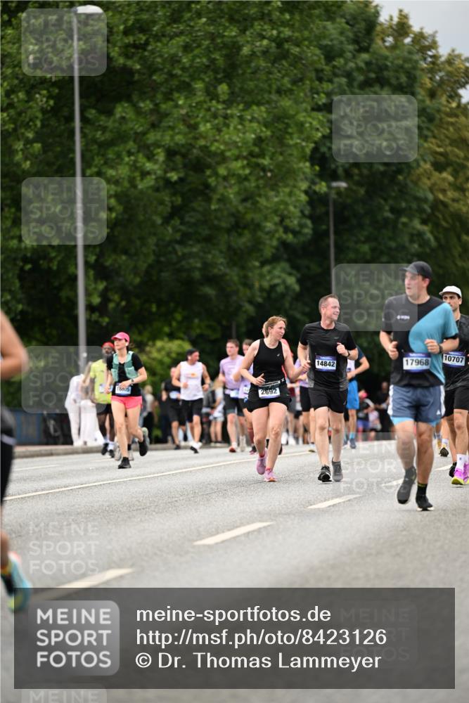 29.06.2025 - hella hamburg halbmarathon Dr. Thomas Lammeyer http://msf.ph/oto/8423126 29.06.2025 10:48:43 Kennedybrücke 1026, 1095, 1400, 1459, 1802, 1804, 2073, 2186, 2674, 2692, 2733, 3065, 3596, 4968, 5127, 5355, 6036, 6226, 6895, 7489, 8058, 8591, 8763, 8870, 9331, 9333, 9879, 10285, 10553, 10707, 11093 meine-sportfotos.de