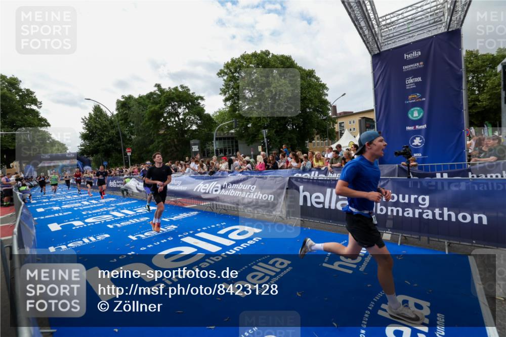29.06.2025 - hella hamburg halbmarathon Zöllner http://msf.ph/oto/8423128 29.06.2025 10:32:56 Ziel 4463, 4749, 6358, 10453, 12290, 13686, 16425, 18687, 19059 meine-sportfotos.de