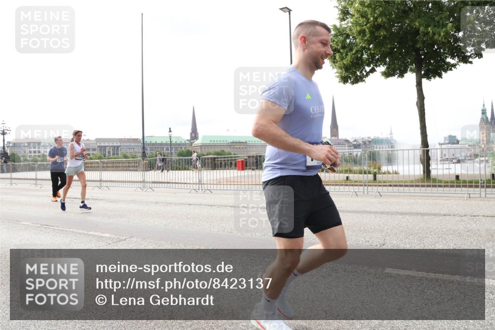 29.06.2025 - hella hamburg halbmarathon Lena Gebhardt http://msf.ph/oto/8423137 29.06.2025 10:28:08 Lombardsbrücke 5369, 1148, 2080, 3389, 3445, 5177, 5369, 5604, 5847, 6632, 7497, 7667, 7978, 8085, 8215, 8327, 9567, 9653, 9654, 9688, 11692, 11739, 12780, 12823, 12842, 13043, 13045, 13296, 13568, 13678, 13860, 14017, 14155, 15123, 15607, 15608, 16569, 16804, 16838, 18256, 18301, 18604, 18626 meine-sportfotos.de