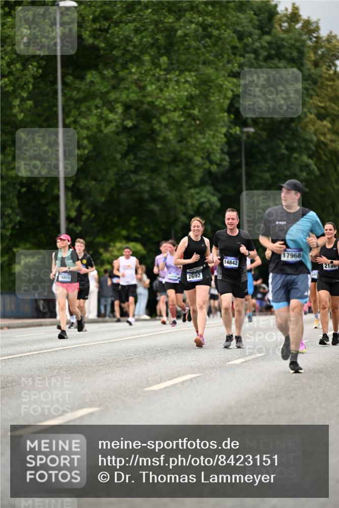 29.06.2025 - hella hamburg halbmarathon Dr. Thomas Lammeyer http://msf.ph/oto/8423151 29.06.2025 10:48:44 Kennedybrücke 1026, 1095, 1400, 1459, 1802, 1804, 2073, 2186, 2674, 2692, 2733, 3065, 3596, 4968, 5127, 5355, 6036, 6226, 6895, 7489, 8058, 8591, 8763, 8870, 9331, 9333, 10285, 10553, 10707, 11093 meine-sportfotos.de