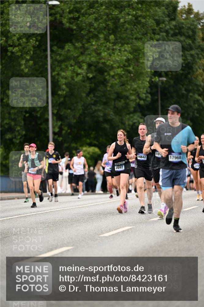 29.06.2025 - hella hamburg halbmarathon Dr. Thomas Lammeyer http://msf.ph/oto/8423161 29.06.2025 10:48:45 Kennedybrücke 1026, 1095, 1400, 1459, 1802, 1804, 2073, 2186, 2674, 2692, 2733, 3065, 3596, 4968, 5127, 5355, 6036, 6895, 7489, 8058, 8591, 8763, 8870, 9331, 9333, 10285, 10553, 10707 meine-sportfotos.de