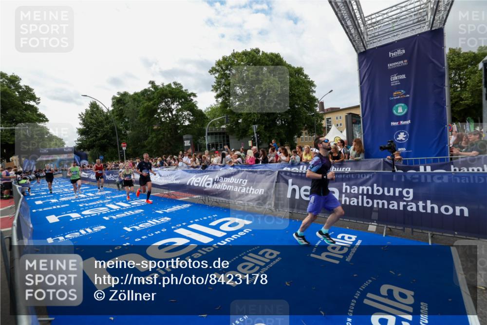 29.06.2025 - hella hamburg halbmarathon Zöllner http://msf.ph/oto/8423178 29.06.2025 10:32:58 Ziel 4463, 4749, 6358, 10453, 12290, 16425, 18679, 18687, 19059 meine-sportfotos.de