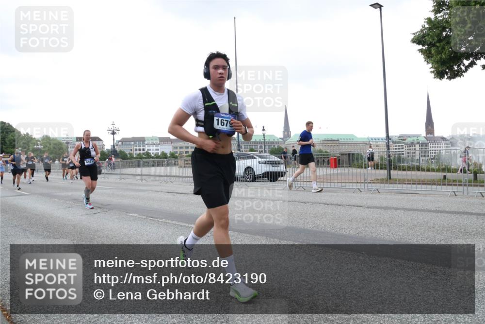 29.06.2025 - hella hamburg halbmarathon Lena Gebhardt http://msf.ph/oto/8423190 29.06.2025 10:52:58 Lombardsbrücke 4591, 1679, 1369, 1826, 2146, 2291, 2362, 2420, 2701, 2983, 2988, 3140, 3227, 3787, 4591, 4626, 4729, 5360, 5428, 6135, 6521, 7032, 7483, 7511, 7681, 7737, 8641, 9068, 9070, 9545, 10055, 10392, 10417, 10568, 10600, 10661, 10879, 10928, 10981, 11520, 11524, 11919, 12127, 12128, 12994, 13489, 13916, 13917, 14009, 14038, 14765, 14807, 14977, 14979, 16137 meine-sportfotos.de