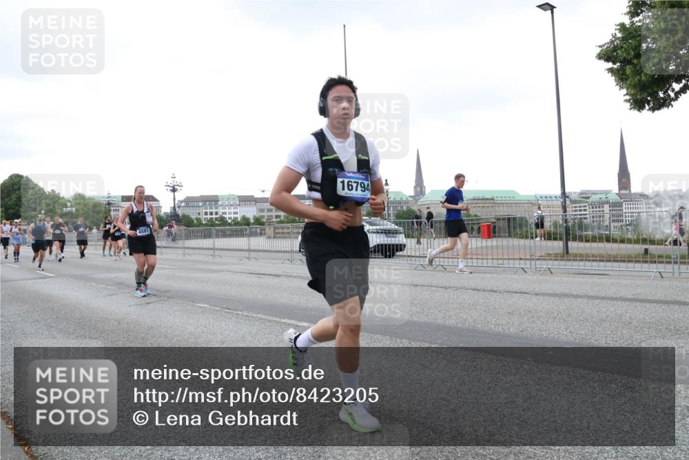 29.06.2025 - hella hamburg halbmarathon Lena Gebhardt http://msf.ph/oto/8423205 29.06.2025 10:52:58 Lombardsbrücke 4591, 16794, 1369, 1826, 2146, 2291, 2362, 2420, 2701, 2983, 2988, 3140, 3227, 3787, 4591, 4626, 4729, 5360, 5428, 6135, 6521, 7032, 7483, 7511, 7681, 7737, 8641, 9068, 9070, 9545, 10055, 10392, 10417, 10568, 10600, 10661, 10879, 10928, 10981, 11520, 11524, 11919, 12127, 12128, 12994, 13489, 13916, 13917, 14009, 14038, 14765, 14807, 14977, 14979, 16137 meine-sportfotos.de