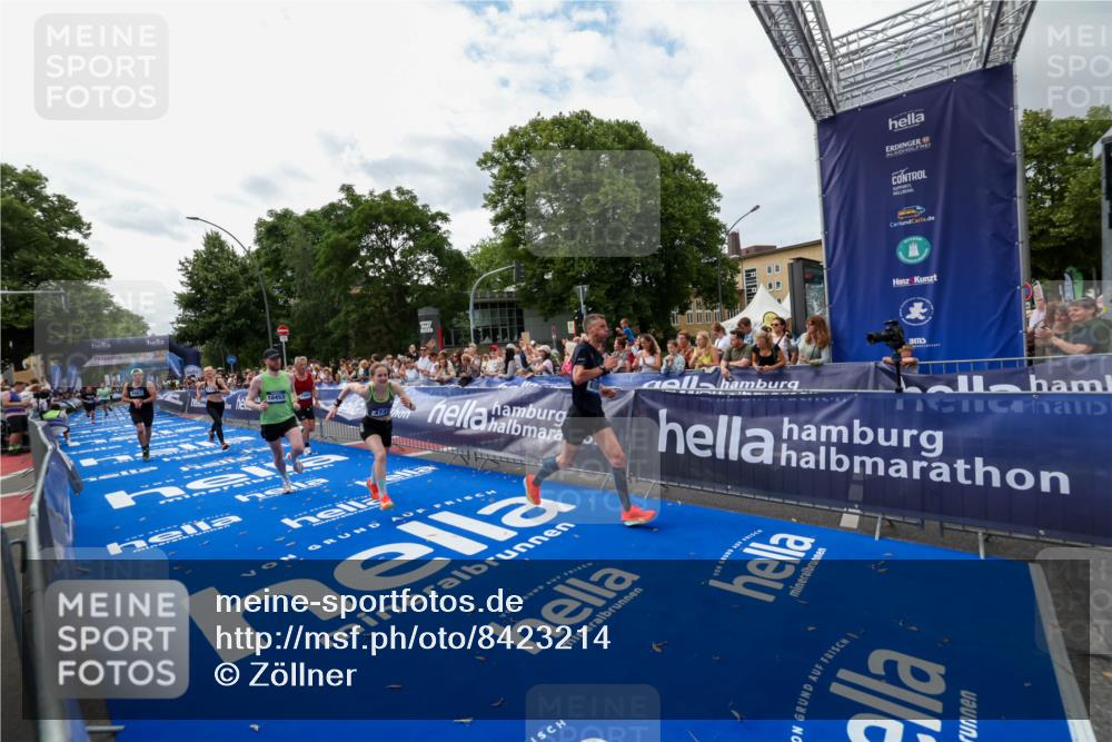29.06.2025 - hella hamburg halbmarathon Zöllner http://msf.ph/oto/8423214 29.06.2025 10:32:59 Ziel 4463, 4749, 6358, 10453, 12290, 18679, 18687, 19059 meine-sportfotos.de