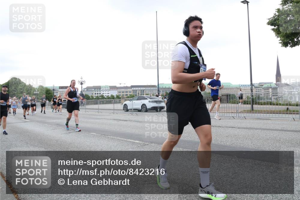 29.06.2025 - hella hamburg halbmarathon Lena Gebhardt http://msf.ph/oto/8423216 29.06.2025 10:52:58 Lombardsbrücke 981, 1369, 1826, 2146, 2291, 2362, 2420, 2701, 2983, 2988, 3140, 3227, 3787, 4591, 4626, 4729, 5360, 5428, 6135, 6521, 7032, 7483, 7511, 7681, 7737, 8641, 9068, 9070, 9545, 10055, 10392, 10417, 10568, 10600, 10661, 10879, 10928, 10981, 11520, 11524, 11919, 12127, 12128, 12994, 13489, 13916, 13917, 14009, 14038, 14765, 14807, 14977, 14979, 16137 meine-sportfotos.de