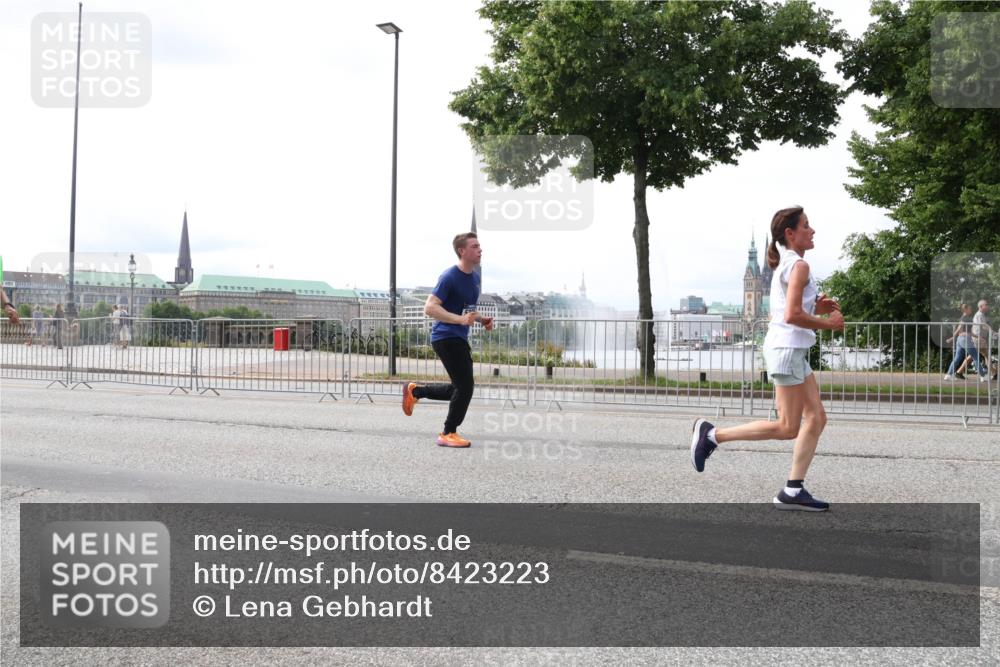29.06.2025 - hella hamburg halbmarathon Lena Gebhardt http://msf.ph/oto/8423223 29.06.2025 10:28:10 Lombardsbrücke 1148, 2080, 3389, 3445, 5177, 5369, 5604, 5847, 6632, 7497, 7667, 8215, 8327, 9567, 9653, 9654, 9688, 11692, 11739, 12780, 12823, 12842, 13043, 13045, 13296, 13400, 13568, 13678, 13860, 14017, 14155, 15123, 15607, 15608, 16569, 16804, 16838, 18256, 18301, 18604, 18626, 19180 meine-sportfotos.de