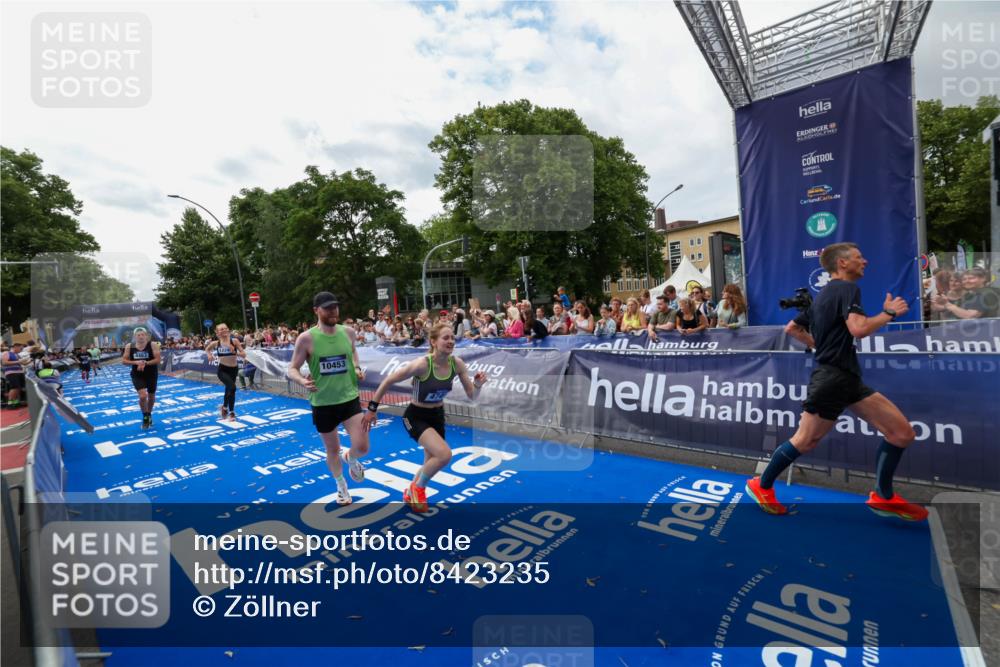 29.06.2025 - hella hamburg halbmarathon Zöllner http://msf.ph/oto/8423235 29.06.2025 10:33:00 Ziel 4463, 4749, 6358, 10453, 11169, 12290, 18679, 19059 meine-sportfotos.de