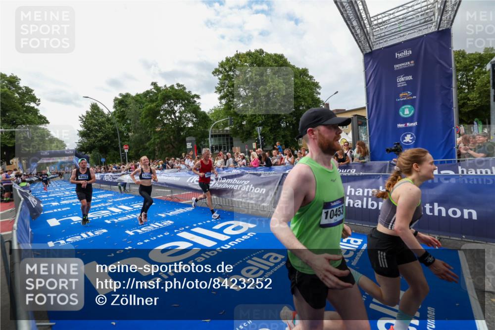 29.06.2025 - hella hamburg halbmarathon Zöllner http://msf.ph/oto/8423252 29.06.2025 10:33:01 Ziel 4463, 4749, 10453, 11169, 12290, 18679, 19059 meine-sportfotos.de
