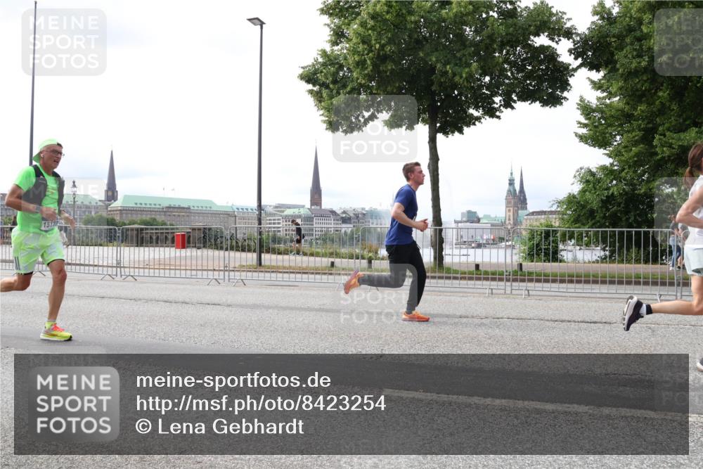 29.06.2025 - hella hamburg halbmarathon Lena Gebhardt http://msf.ph/oto/8423254 29.06.2025 10:28:10 Lombardsbrücke 15122, 1148, 2080, 3389, 3445, 5177, 5369, 5604, 5847, 6632, 7497, 7667, 8215, 8327, 9567, 9653, 9654, 9688, 11692, 11739, 12780, 12823, 12842, 13043, 13045, 13296, 13400, 13568, 13678, 13860, 14017, 14155, 15123, 15607, 15608, 16569, 16804, 16838, 18256, 18301, 18604, 18626, 19180 meine-sportfotos.de