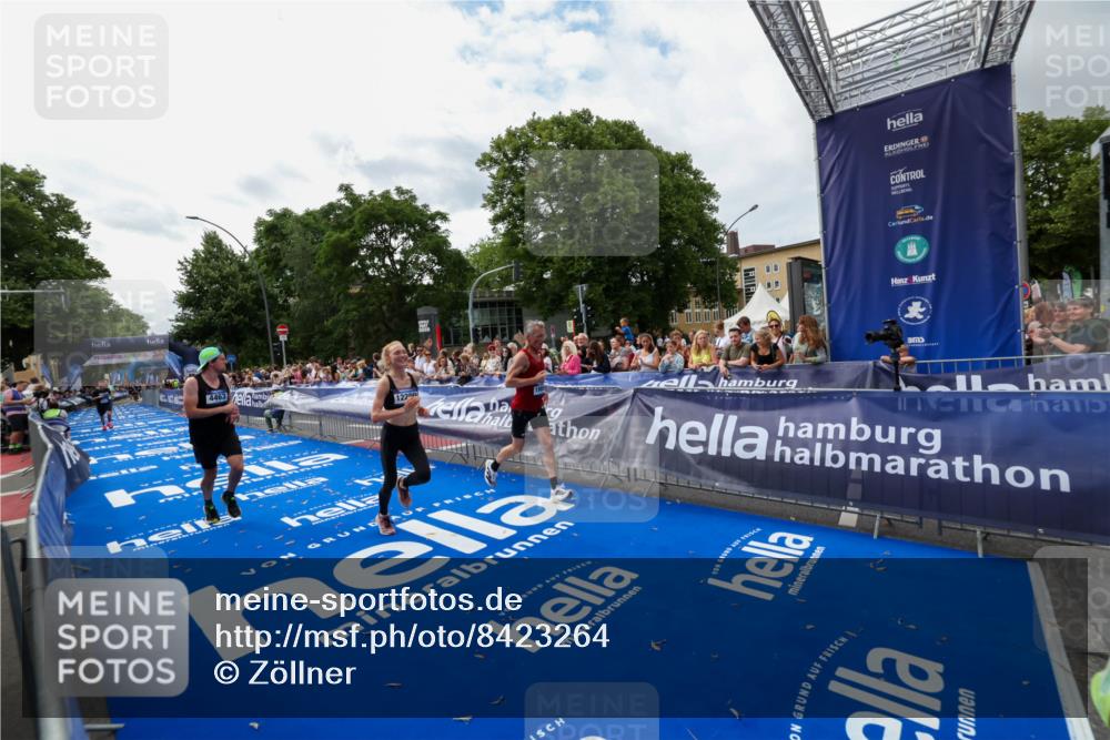 29.06.2025 - hella hamburg halbmarathon Zöllner http://msf.ph/oto/8423264 29.06.2025 10:33:01 Ziel 4463, 4749, 10453, 11169, 12290, 18679, 19059 meine-sportfotos.de