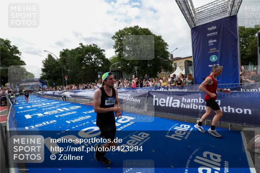 29.06.2025 - hella hamburg halbmarathon Zöllner http://msf.ph/oto/8423294 29.06.2025 10:33:02 Ziel 4463, 11169, 12290, 18679, 19059 meine-sportfotos.de