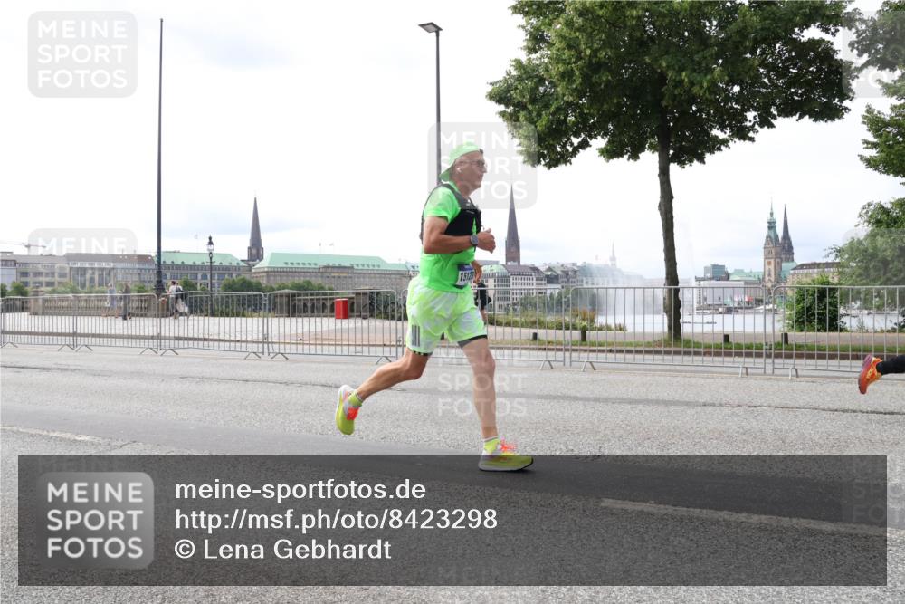 29.06.2025 - hella hamburg halbmarathon Lena Gebhardt http://msf.ph/oto/8423298 29.06.2025 10:28:11 Lombardsbrücke 15123, 1148, 2080, 3445, 5177, 5369, 5604, 5847, 6632, 7497, 7667, 8215, 8327, 9567, 9653, 9654, 9688, 11692, 11739, 12780, 12823, 12842, 13043, 13045, 13296, 13400, 13568, 13678, 13860, 14017, 14155, 15123, 15607, 15608, 16569, 16804, 18256, 18301, 18604, 18626, 19180 meine-sportfotos.de