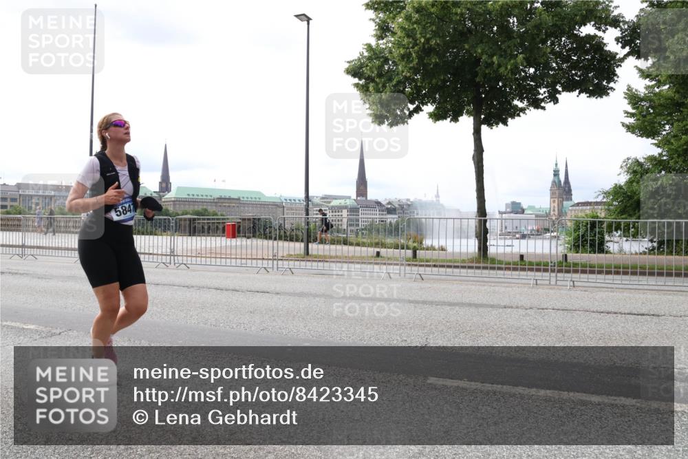 29.06.2025 - hella hamburg halbmarathon Lena Gebhardt http://msf.ph/oto/8423345 29.06.2025 10:28:12 Lombardsbrücke 5847, 1148, 3445, 5177, 5369, 5604, 5847, 6632, 7497, 7667, 7980, 8215, 8327, 9567, 9653, 9654, 9688, 11692, 11739, 12780, 12823, 12842, 13043, 13045, 13296, 13400, 13568, 13678, 13860, 14017, 14155, 15123, 15607, 15608, 16569, 16804, 18256, 18604, 18626, 19180 meine-sportfotos.de