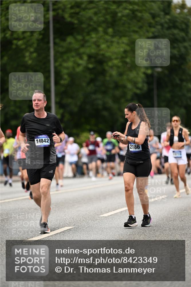 29.06.2025 - hella hamburg halbmarathon Dr. Thomas Lammeyer http://msf.ph/oto/8423349 29.06.2025 10:48:51 Kennedybrücke 1026, 1095, 1802, 1804, 2073, 2186, 2692, 3065, 3596, 4215, 4968, 5127, 5355, 5730, 5731, 6036, 6895, 7489, 7610, 7818, 8763, 8870, 9331, 9333, 10285, 10303, 10304, 10707 meine-sportfotos.de