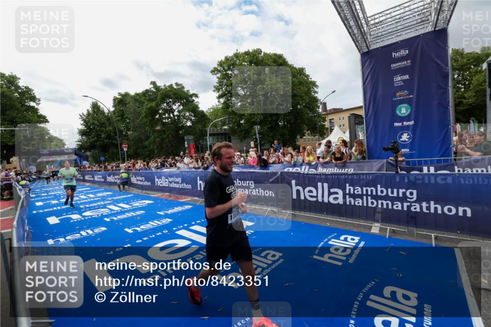 29.06.2025 - hella hamburg halbmarathon Zöllner http://msf.ph/oto/8423351 29.06.2025 10:33:06 Ziel 11169, 14276, 17802, 18679 meine-sportfotos.de