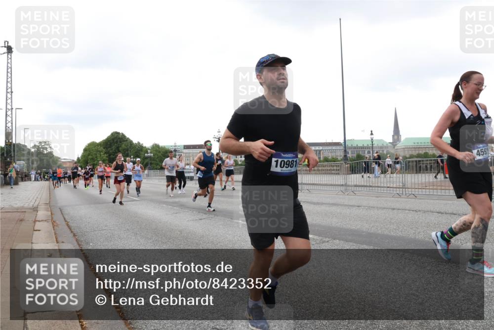 29.06.2025 - hella hamburg halbmarathon Lena Gebhardt http://msf.ph/oto/8423352 29.06.2025 10:53:01 Lombardsbrücke 10981, 4591, 1369, 1826, 2146, 2291, 2362, 2409, 2701, 2983, 2988, 3140, 3227, 3787, 4591, 4626, 4729, 5428, 6135, 6521, 7032, 7483, 7511, 7681, 7737, 8414, 8641, 9068, 9070, 9545, 10055, 10417, 10568, 10600, 10661, 10879, 10928, 10981, 11520, 11524, 11919, 12127, 12128, 12193, 12700, 12994, 13489, 13916, 13917, 14009, 14038, 14765, 14807, 14977, 14979, 16137 meine-sportfotos.de