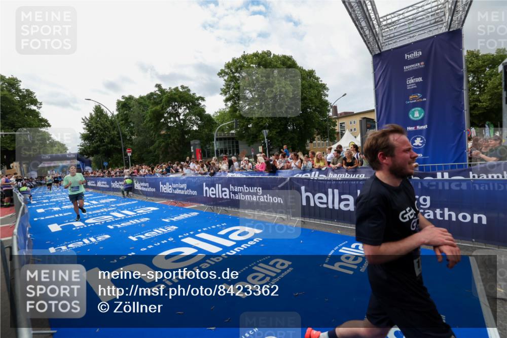 29.06.2025 - hella hamburg halbmarathon Zöllner http://msf.ph/oto/8423362 29.06.2025 10:33:06 Ziel 11169, 14276, 17802, 18679 meine-sportfotos.de