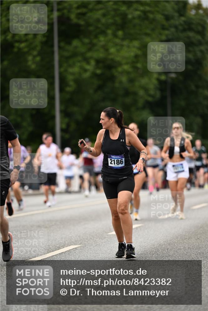 29.06.2025 - hella hamburg halbmarathon Dr. Thomas Lammeyer http://msf.ph/oto/8423382 29.06.2025 10:48:52 Kennedybrücke 1026, 1095, 1802, 1804, 2073, 2186, 2692, 3065, 3596, 4215, 4968, 5127, 5355, 5730, 5731, 6036, 6895, 7489, 7610, 7818, 8763, 8870, 9331, 9333, 10303, 10304, 10707 meine-sportfotos.de