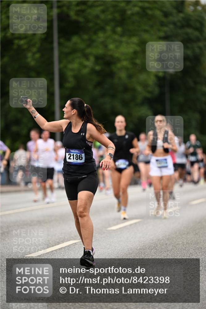 29.06.2025 - hella hamburg halbmarathon Dr. Thomas Lammeyer http://msf.ph/oto/8423398 29.06.2025 10:48:52 Kennedybrücke 1026, 1095, 1802, 1804, 2073, 2186, 2692, 3065, 3596, 4215, 4968, 5127, 5355, 5730, 5731, 6036, 6895, 7489, 7610, 7818, 8763, 8870, 9331, 9333, 10303, 10304, 10707 meine-sportfotos.de