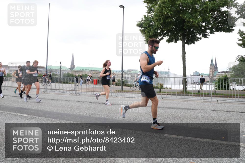 29.06.2025 - hella hamburg halbmarathon Lena Gebhardt http://msf.ph/oto/8423402 29.06.2025 10:53:04 Lombardsbrücke 10417, 4765, 1369, 1826, 2146, 2291, 2362, 2409, 2701, 2988, 3140, 3227, 3787, 4195, 4591, 4626, 4729, 5428, 6135, 6521, 7032, 7483, 7681, 7737, 8414, 8641, 9545, 9764, 10043, 10055, 10417, 10490, 10568, 10600, 10661, 10879, 10981, 11520, 11524, 11919, 12127, 12128, 12193, 12219, 12700, 12994, 13489, 13916, 13917, 14009, 14038, 14765, 14807, 14977, 14979, 16137 meine-sportfotos.de