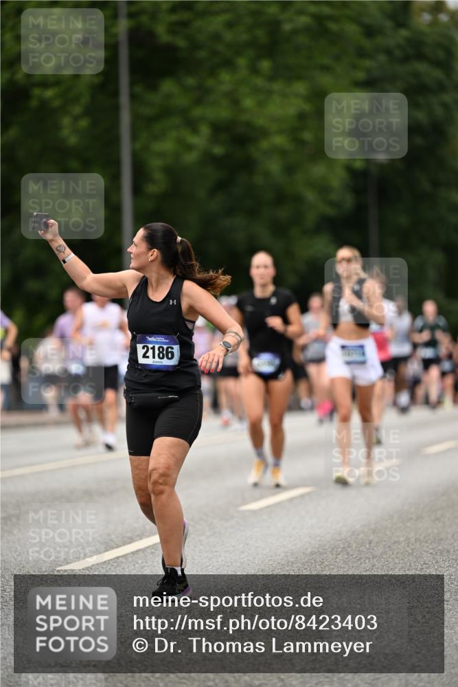 29.06.2025 - hella hamburg halbmarathon Dr. Thomas Lammeyer http://msf.ph/oto/8423403 29.06.2025 10:48:52 Kennedybrücke 1026, 1095, 1802, 1804, 2073, 2186, 2692, 3065, 3596, 4215, 4968, 5127, 5355, 5730, 5731, 6036, 6895, 7489, 7610, 7818, 8763, 8870, 9331, 9333, 10303, 10304, 10707 meine-sportfotos.de