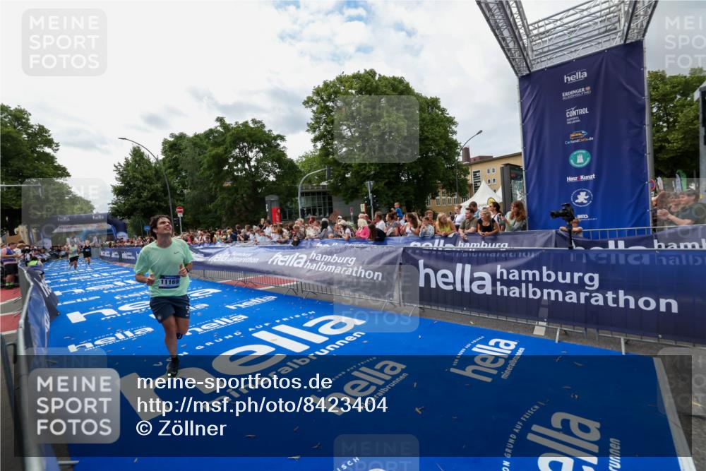 29.06.2025 - hella hamburg halbmarathon Zöllner http://msf.ph/oto/8423404 29.06.2025 10:33:08 Ziel 6473, 11169, 14276, 17802 meine-sportfotos.de