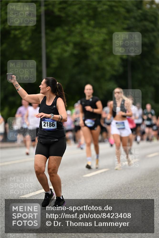 29.06.2025 - hella hamburg halbmarathon Dr. Thomas Lammeyer http://msf.ph/oto/8423408 29.06.2025 10:48:53 Kennedybrücke 1095, 1802, 1804, 2073, 2186, 2692, 3065, 3596, 4215, 4968, 5127, 5355, 5730, 5731, 6036, 6895, 7489, 7610, 7818, 8763, 8870, 9331, 9333, 10303, 10304, 10707 meine-sportfotos.de