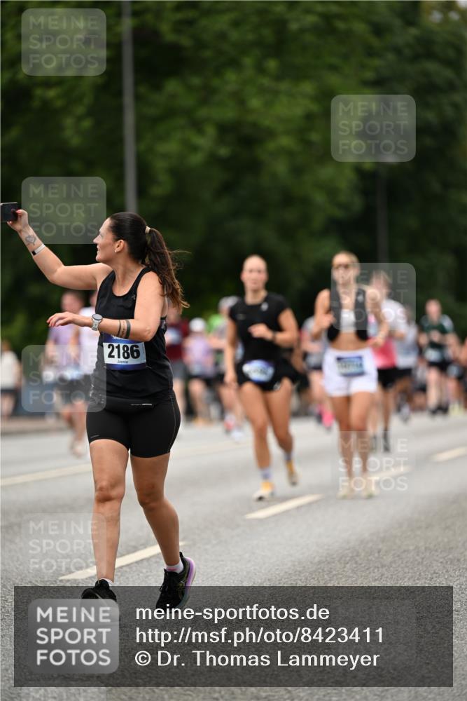 29.06.2025 - hella hamburg halbmarathon Dr. Thomas Lammeyer http://msf.ph/oto/8423411 29.06.2025 10:48:53 Kennedybrücke 1095, 1802, 1804, 2073, 2186, 2692, 3065, 3596, 4215, 4968, 5127, 5355, 5730, 5731, 6036, 6895, 7489, 7610, 7818, 8763, 8870, 9331, 9333, 10303, 10304, 10707 meine-sportfotos.de