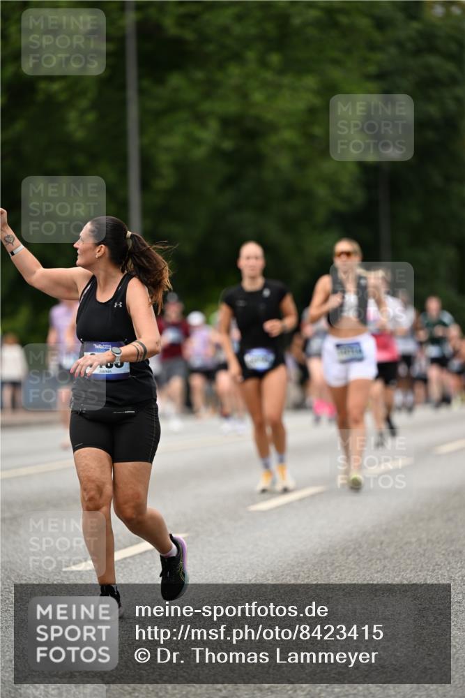 29.06.2025 - hella hamburg halbmarathon Dr. Thomas Lammeyer http://msf.ph/oto/8423415 29.06.2025 10:48:53 Kennedybrücke 1095, 1802, 1804, 2073, 2186, 2692, 3065, 3596, 4215, 4968, 5127, 5355, 5730, 5731, 6036, 6895, 7489, 7610, 7818, 8763, 8870, 9331, 9333, 10303, 10304, 10707 meine-sportfotos.de