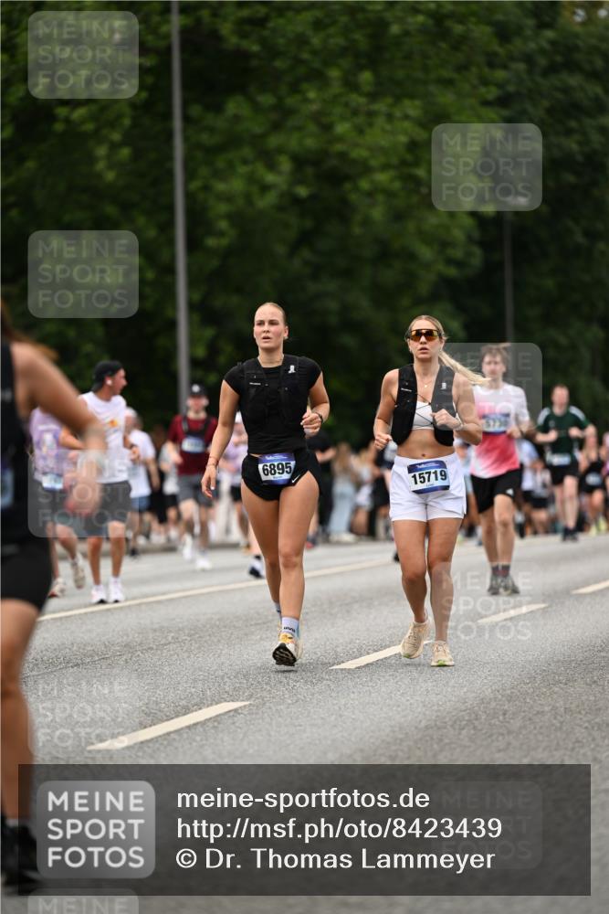 29.06.2025 - hella hamburg halbmarathon Dr. Thomas Lammeyer http://msf.ph/oto/8423439 29.06.2025 10:48:54 Kennedybrücke 1095, 2073, 2186, 2692, 3065, 3506, 3596, 4215, 4968, 5355, 5730, 5731, 6036, 6895, 7489, 7610, 7818, 8763, 8870, 9331, 9333, 10303, 10304, 10707 meine-sportfotos.de