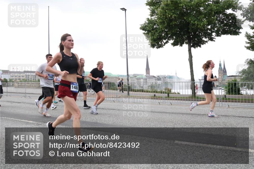 29.06.2025 - hella hamburg halbmarathon Lena Gebhardt http://msf.ph/oto/8423492 29.06.2025 10:53:05 Lombardsbrücke 2988, 1480, 613, 0417, 1369, 1826, 2146, 2291, 2362, 2409, 2701, 2988, 3140, 3227, 3787, 4195, 4591, 4626, 4729, 5428, 6135, 6521, 7032, 7483, 7681, 7737, 8212, 8414, 8641, 9545, 9764, 10043, 10055, 10417, 10490, 10568, 10600, 10661, 10879, 10981, 11520, 11524, 11919, 12127, 12128, 12193, 12219, 12700, 12994, 13489, 13916, 13917, 14009, 14038, 14765, 14807, 14977, 14979, 16137 meine-sportfotos.de
