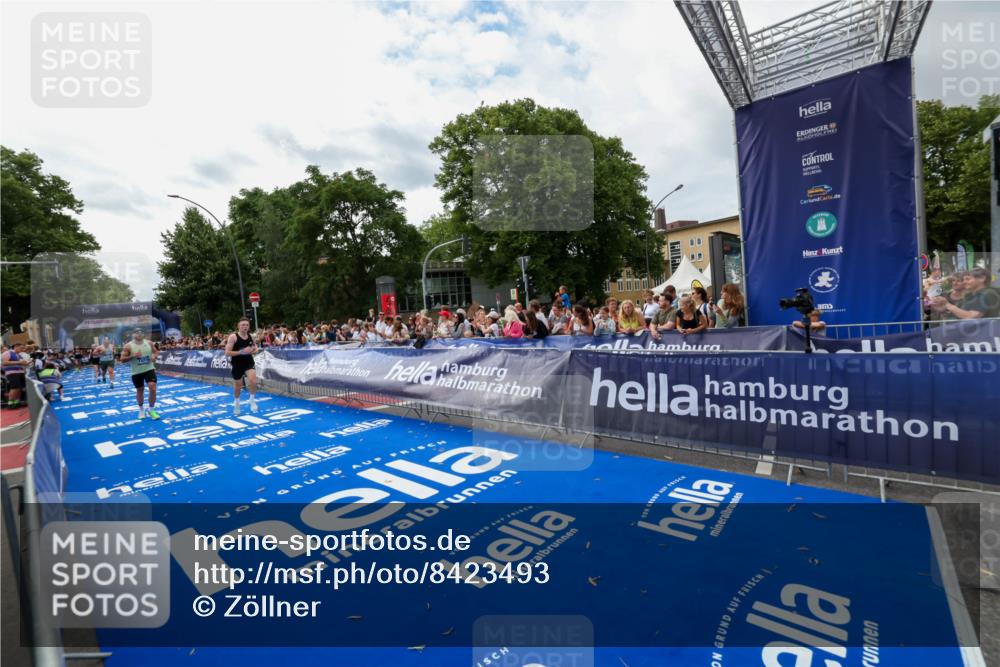 29.06.2025 - hella hamburg halbmarathon Zöllner http://msf.ph/oto/8423493 29.06.2025 10:33:11 Ziel 1910, 6473, 14276, 17802 meine-sportfotos.de