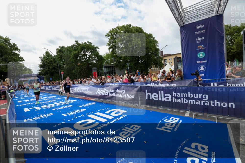 29.06.2025 - hella hamburg halbmarathon Zöllner http://msf.ph/oto/8423507 29.06.2025 10:33:12 Ziel 1910, 6473, 14276, 17802 meine-sportfotos.de