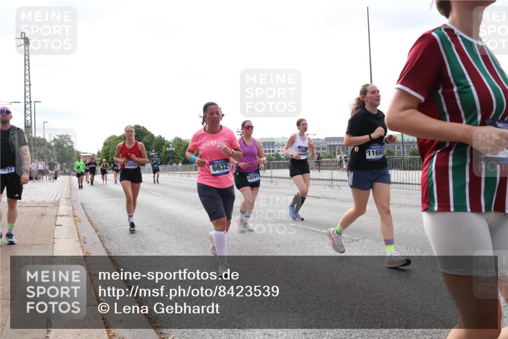 29.06.2025 - hella hamburg halbmarathon Lena Gebhardt http://msf.ph/oto/8423539 29.06.2025 10:28:15 Lombardsbrücke 5574, 12842, 6632, 18291, 13568, 11692, 1148, 3445, 5177, 5369, 5604, 5718, 5847, 5939, 6418, 6632, 7497, 7667, 7980, 8215, 8327, 9567, 9653, 9654, 9855, 10434, 11692, 11739, 12780, 12823, 12842, 13045, 13296, 13400, 13568, 13678, 13860, 14017, 14155, 15123, 15607, 15608, 16569, 16804, 18256, 18293, 18604, 19180 meine-sportfotos.de