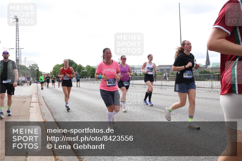 29.06.2025 - hella hamburg halbmarathon Lena Gebhardt http://msf.ph/oto/8423556 29.06.2025 10:28:15 Lombardsbrücke 5570, 12842, 2020, 6632, 18291, 13568, 11692, 1148, 3445, 5177, 5369, 5604, 5718, 5847, 5939, 6418, 6632, 7497, 7667, 7980, 8215, 8327, 9567, 9653, 9654, 9855, 10434, 11692, 11739, 12780, 12823, 12842, 13045, 13296, 13400, 13568, 13678, 13860, 14017, 14155, 15123, 15607, 15608, 16569, 16804, 18256, 18293, 18604, 19180 meine-sportfotos.de