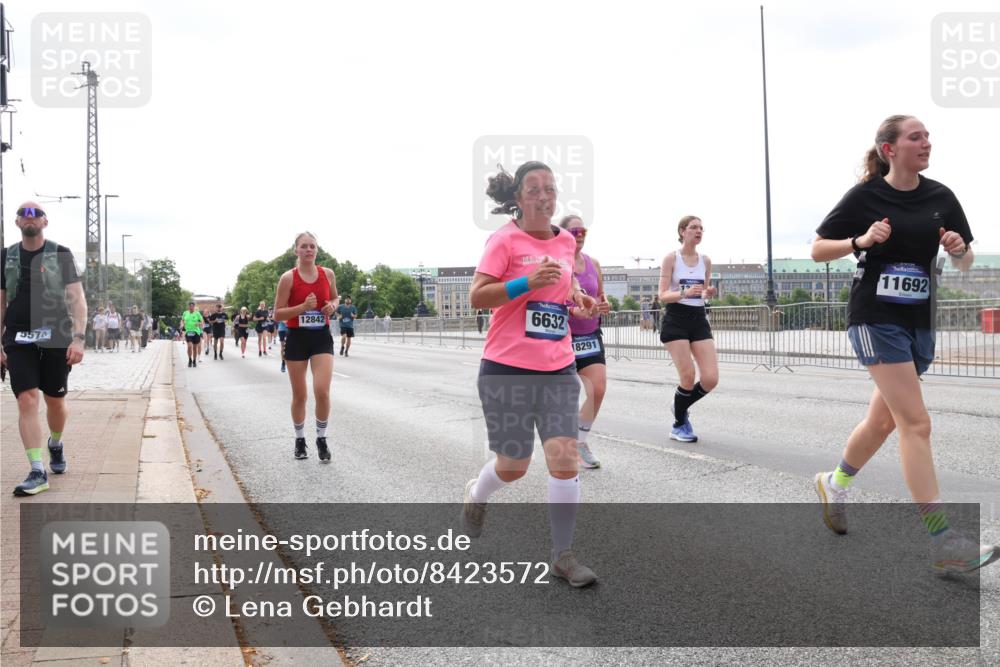 29.06.2025 - hella hamburg halbmarathon Lena Gebhardt http://msf.ph/oto/8423572 29.06.2025 10:28:15 Lombardsbrücke 557, 12842, 6632, 18291, 11692, 1148, 3445, 5177, 5369, 5604, 5718, 5847, 5939, 6418, 6632, 7497, 7667, 7980, 8215, 8327, 9567, 9653, 9654, 9855, 10434, 11692, 11739, 12780, 12823, 12842, 13045, 13296, 13400, 13568, 13678, 13860, 14017, 14155, 15123, 15607, 15608, 16569, 16804, 18256, 18293, 18604, 19180 meine-sportfotos.de