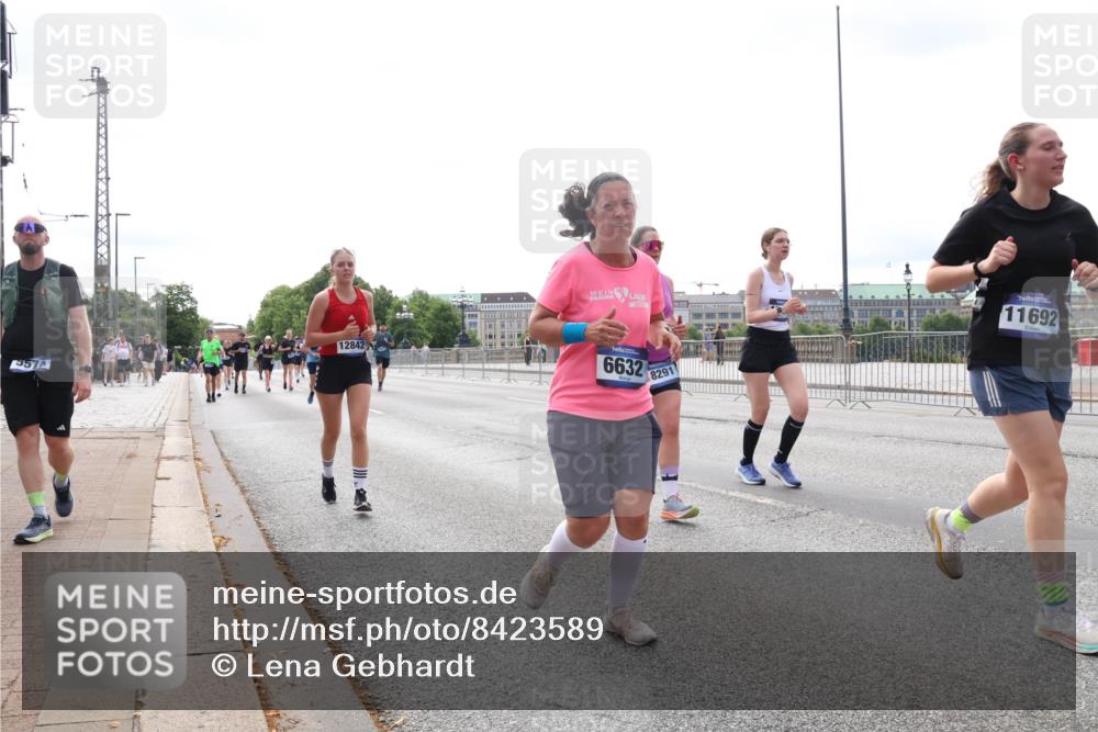 29.06.2025 - hella hamburg halbmarathon Lena Gebhardt http://msf.ph/oto/8423589 29.06.2025 10:28:15 Lombardsbrücke 12842, 557, 2020, 6632, 8291, 11692, 1148, 3445, 5177, 5369, 5604, 5718, 5847, 5939, 6418, 6632, 7497, 7667, 7980, 8215, 8327, 9567, 9653, 9654, 9855, 10434, 11692, 11739, 12780, 12823, 12842, 13045, 13296, 13400, 13568, 13678, 13860, 14017, 14155, 15123, 15607, 15608, 16569, 16804, 18256, 18293, 18604, 19180 meine-sportfotos.de