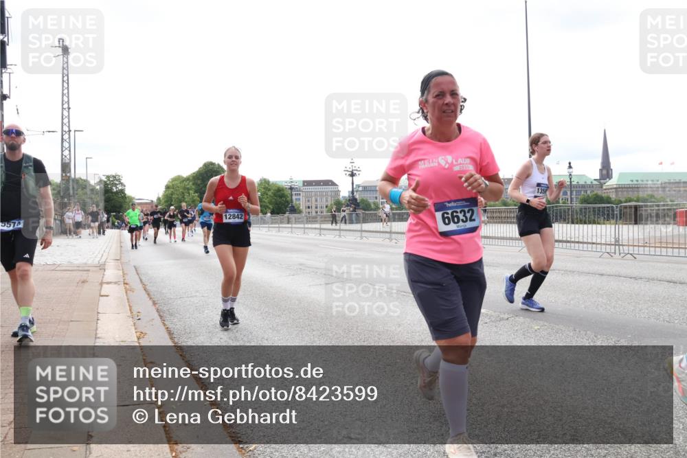 29.06.2025 - hella hamburg halbmarathon Lena Gebhardt http://msf.ph/oto/8423599 29.06.2025 10:28:16 Lombardsbrücke 12842, 5574, 2020, 6632, 135, 1148, 3445, 5177, 5369, 5604, 5718, 5847, 5939, 6418, 6632, 7497, 7667, 7980, 8215, 8327, 9567, 9653, 9654, 9855, 10434, 11692, 11739, 12780, 12823, 12842, 13045, 13296, 13400, 13568, 13678, 13860, 14017, 14155, 15123, 15607, 15608, 16569, 16804, 18256, 18293, 18604, 19180 meine-sportfotos.de